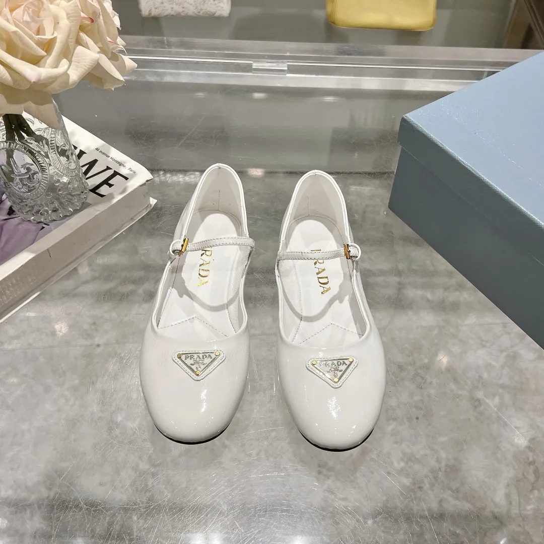 👟👟Ex-factory price 440👟👟 🔥🔥✨Prada/Prada 2024ss spring and summer new products are now available🌟 Mary Jane flat ballet shoes Soft and comfortable, recommended by major bloggers in Little Red Book, proper college style ➕Commuting 1-1 development Round-head golden triangle button Fabric: patent leather, sheepskin, silk fabric Sheepskin lining code number: 35 to 40 (41 is custom-made and cannot be returned or exchanged)